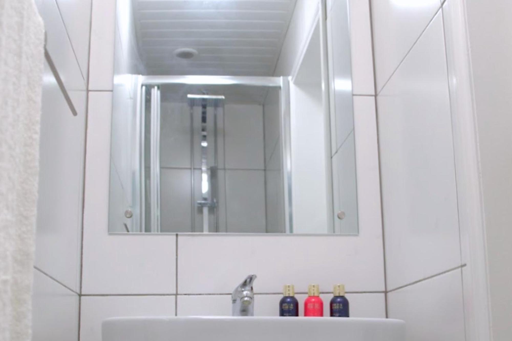 Modern Town Centre Flat - Free Shared Parking, King Size Bed, 5 Minutes Walk To Beach 伯恩茅斯 外观 照片