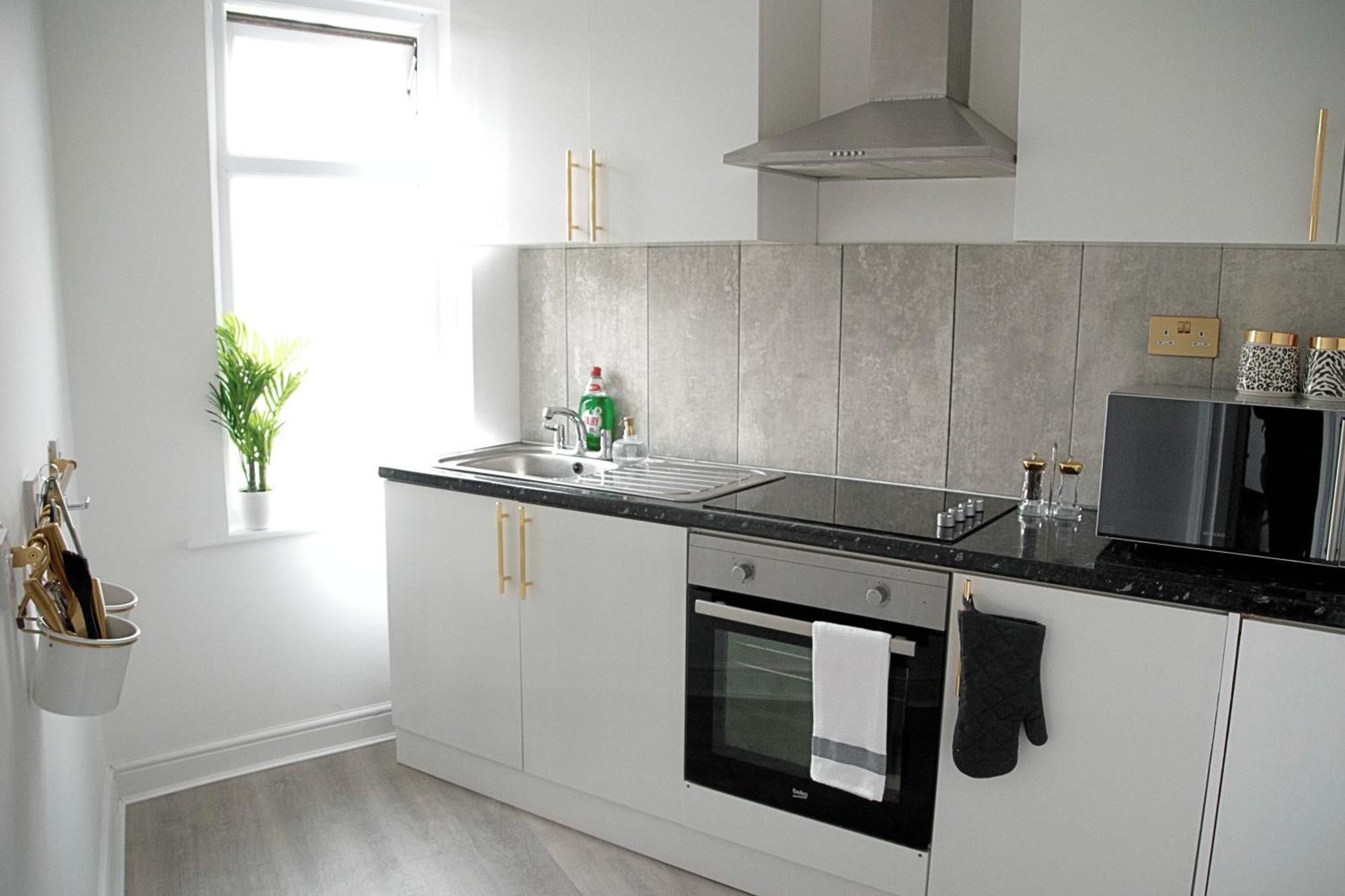 Modern Town Centre Flat - Free Shared Parking, King Size Bed, 5 Minutes Walk To Beach 伯恩茅斯 外观 照片
